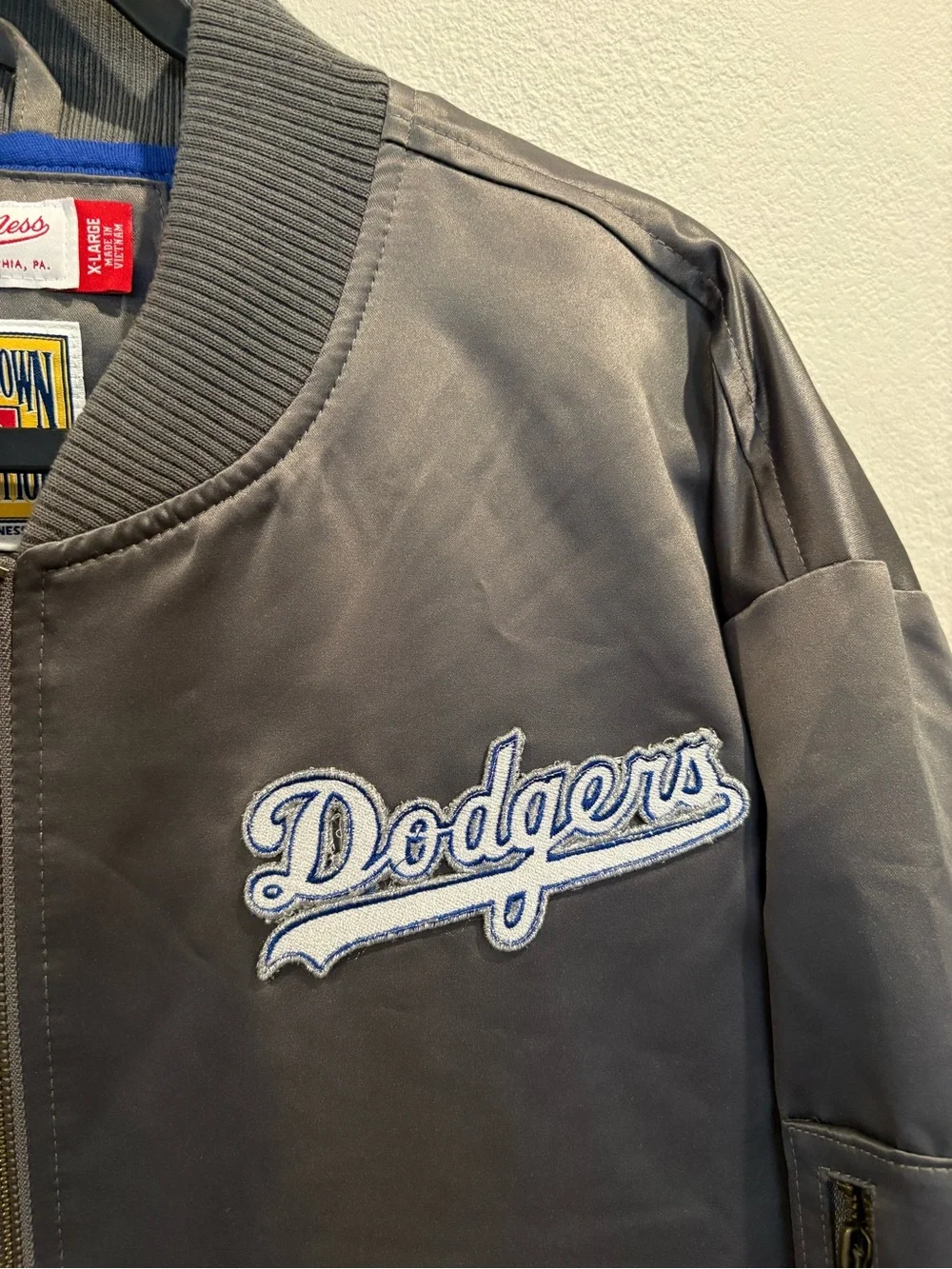 Mitchell & Ness Los Angeles Dodgers satin full-zip bomber jacket men’s size XL